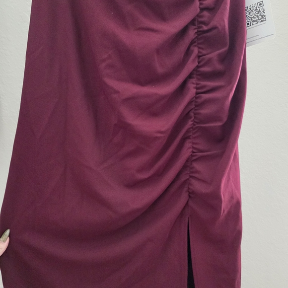 Elegant Burgundy Evening Gown - Picture 6 of 11